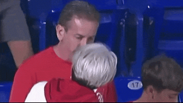 “내 거야” 고성 끝에…아버지는 결국 아들 글러브 속 공을 꺼내 여성에게 건넸다. 출처=NBC스포츠 필라델피아