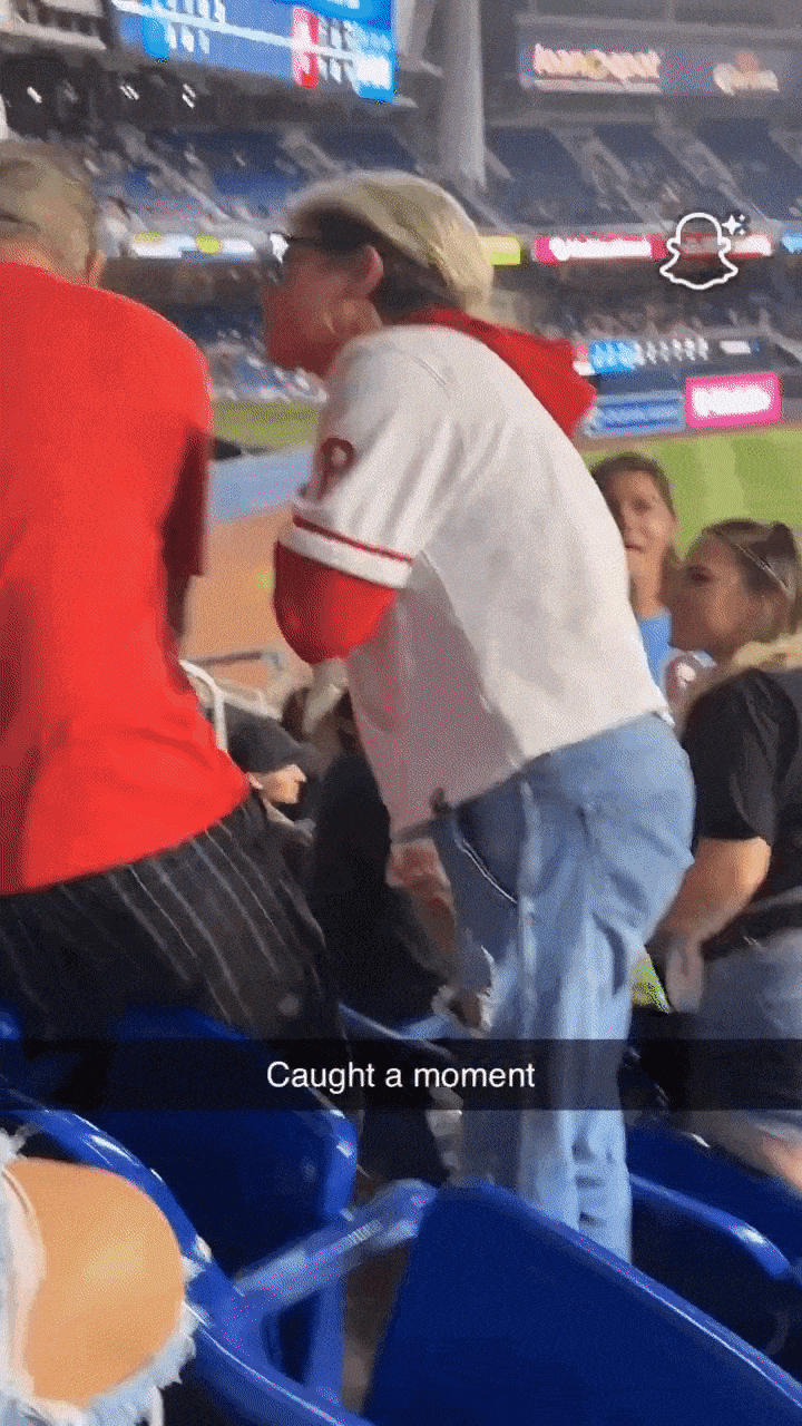 홈런공을 들고 돌아가는 여성…관중석에서는 야유와 냉소가 쏟아졌다. 출처=엑스(@irenekazakos)