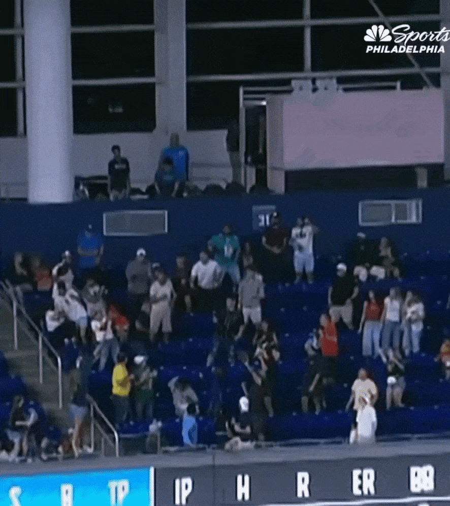 빨간 티 아빠, 누구보다 빨리 달려가 홈런공을 낚아챘다. 출처=NBC스포츠 필라델피아