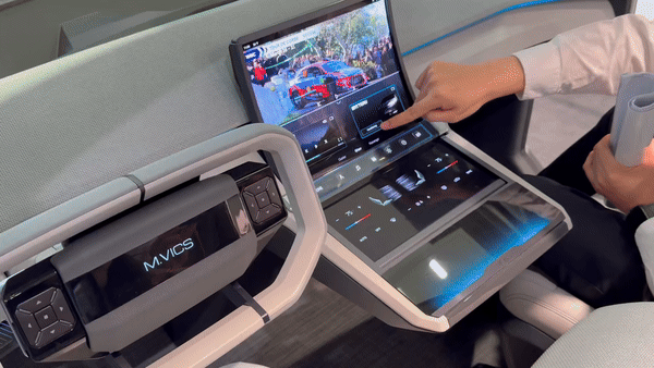 미래형 디지털 콕핏 'M.VICS 6.0'. 콘솔 중앙 슬라이더블 디스플레이에서 화면을 조작하니 스티어링 휠 중앙 디스플레이에 화면이 바뀌었다./영상=백유진 기자 byj@