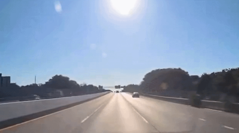 미국 뉴욕주 롱아일랜드의 고속도로에서 차량 한 대가 공중으로 솟구쳐 6개 차선을 가로지르는 사고가 발생했다. 엑스 캡처