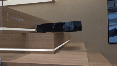 5일(현지시각) 유럽 최대 가전·IT 전시회 'IFA 2025'에서 모바가 내놓은 모듈형 로봇청소기가 25㎝ 계단을 내려오는 모습./최지희 기자