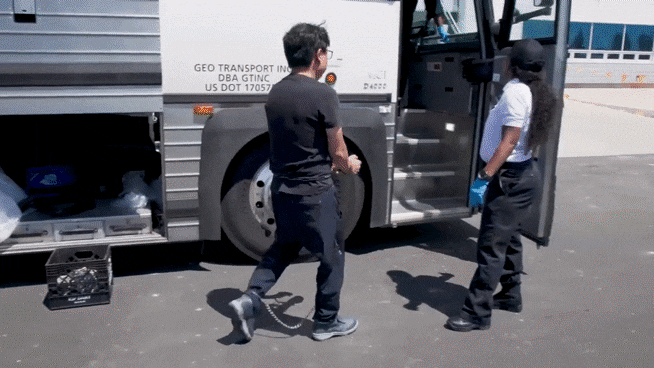 미국 이민 당국이 지난 4일(현지 시각) 조지아주 현대차그룹-LG에너지솔루션의 합작 배터리 공장 건설 현장에서 한국인 근로자 300여 명을 구금했다. 이들은 근로자들 신체 수색을 실시한 뒤 수갑과 족쇄를 채워 구금 시설로 보냈다. /ICE 홈페이지 캡처