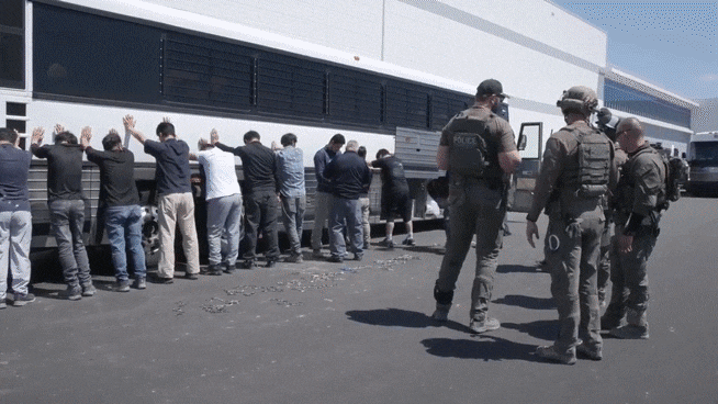 미국 이민 당국이 지난 4일(현지 시각) 조지아주 현대차그룹-LG에너지솔루션의 합작 배터리 공장 건설 현장에서 한국인 근로자 300여 명을 구금했다. 이들은 근로자들 신체 수색을 실시한 뒤 수갑과 족쇄를 채워 구금 시설로 보냈다. /ICE 홈페이지 캡처