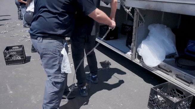 미국 이민 당국이 지난 4일(현지 시각) 조지아주 현대차그룹-LG에너지솔루션의 합작 배터리 공장 건설 현장에서 한국인 근로자 300여 명을 구금했다. 이들은 근로자들 신체 수색을 실시한 뒤 수갑과 족쇄를 채워 구금 시설로 보냈다. /ICE 홈페이지 캡처