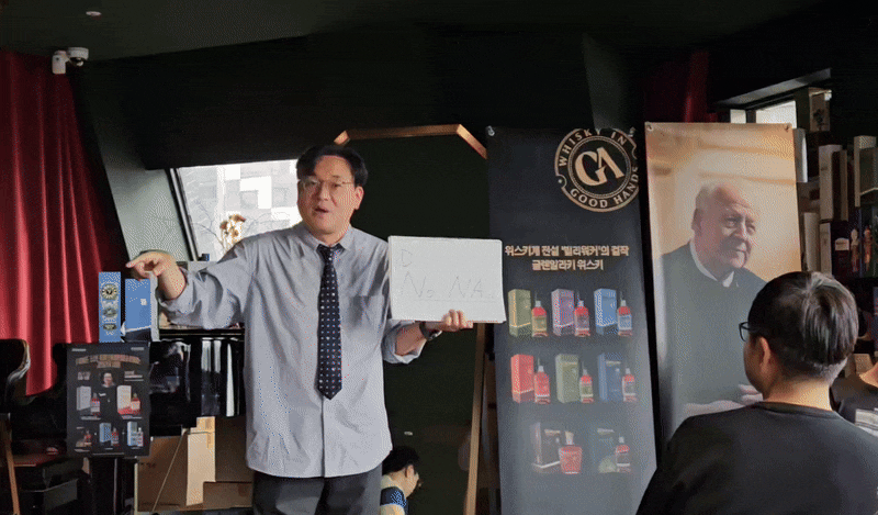 신세계면세점이 지난 7일 개최한 글렌알라키 한정판 제품 단독 출시 기념 VIP 시음회에서 주류 전문가 조승원 작가가 제품의 특징에 대해 설명하고 있다. /정재훤 기자