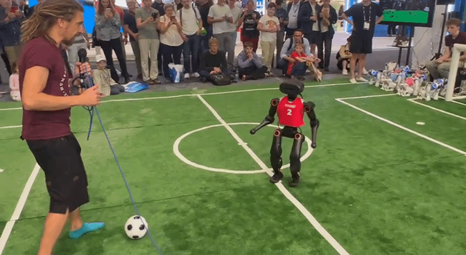 지난 5일(현지시각) 독일 베를린 국제 가전 전시회(IFA)에서 관람객들이 로봇 축구 시연을 보고 있다. 박종오 기자