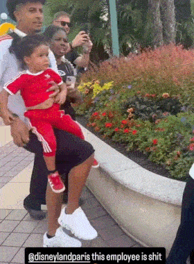 브라질 축구선수 하피냐가 "아들 가엘(빨간색 옷)이 디즈니랜드 파리에서 인형 탈을 쓴 직원과 포옹을 시도했으나 무시당했다"고 주장하며 공개한 영상. 하피냐 인스타그램 캡처