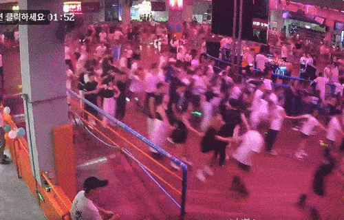 지난달 31일 중국 후난성의 한 롤러스케이트장에서 일어난 연쇄 추돌 사고의 폐쇄회로(CC)TV 장면. 한 남성이 역주행을 시도하면서 이용객들이 잇따라 넘어지고 있다. MSN 캡처