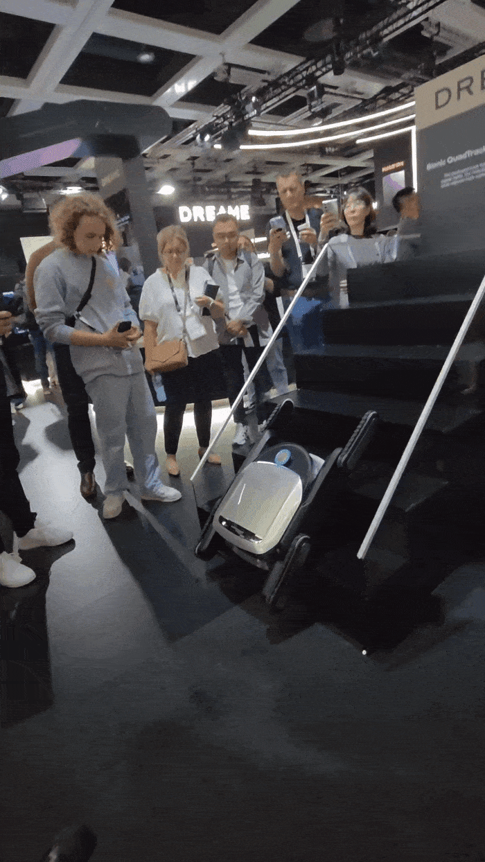 중국 청소기 브랜드 ‘드리미’ 의 계단을 오르는 로봇청소기 ‘사이버 X’.  송윤경 기자