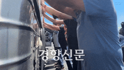 미국 이민 단속 당국이 홈페이지를 통해 지난 4일(현지시간) 조지아주 현대자동차·LG에너지솔루션의 합작 배터리 공장 건설현장에서 벌인 불법체류·고용 단속 현장 영상을 홈페이지를 통해 공개했다. 미국 이민세관단속국(ICE) 홈페이지 갈무리