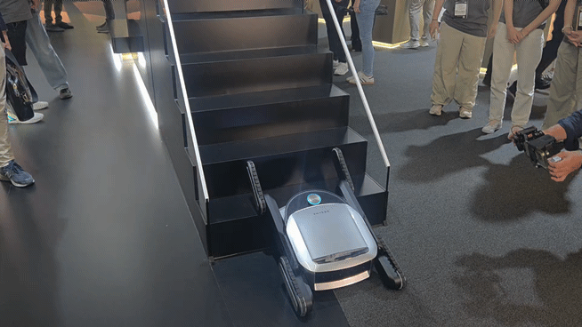 IFA 2025 현장에서 드리미의 로봇청소기가 계단을 오르고 있다.  베를린=박성완 기자