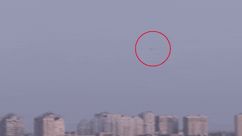 러시아는 현지시간으로 6일 밤~7일 새벽 우크라이나 수도 키이우를 포함해 전국 곳곳에 대규모 드론 및 미사일 공격을 가했다. 이날 키이우 상공을 나는 러시아군 드론과 그로 인해 폭발이 발생한 모습. 데일리메일 캡처