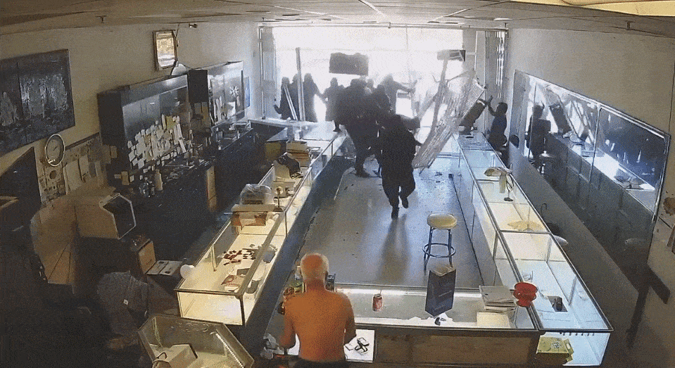 경찰이 공개한 CCTV 영상의 일부