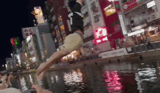 우승을 확정한 팬들의 흥분을 막기에는 역부족이었다. 경찰관들이 호루라기를 불며 "위험하다, 뛰어들지 말라"고 외쳤지만, 사람들은 에비스 다리 대신 인근 산책로에서 줄지어 강으로 뛰어들었다. 인스타그램 hiro_kazzz