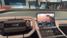 슬라이더블 디스플레이에 위치한 햅틱 바를 조작하면 전면 유리에 탑재된 '홀로그래픽 윈드쉴드 디스플레이'에 기능이 즉각적으로 표시된다. ⓒ데일리안 편은지 기자