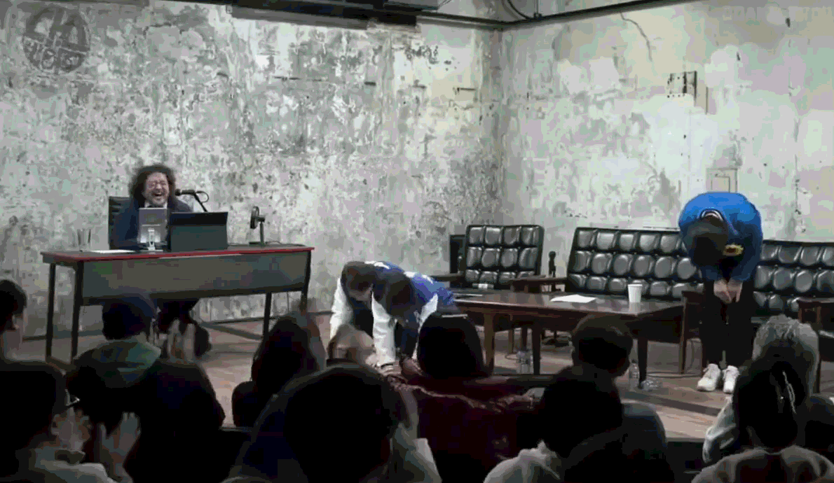 총선을 앞두고 지난해 3월 15일 김어준 씨 방송에 출연한 이언주·안귀령·전현희 당시 후보가 "차렷, 절"이라고 외치는 김씨 구호에 따라 일제히 절하는 모습 / 영상=김어준 유튜브