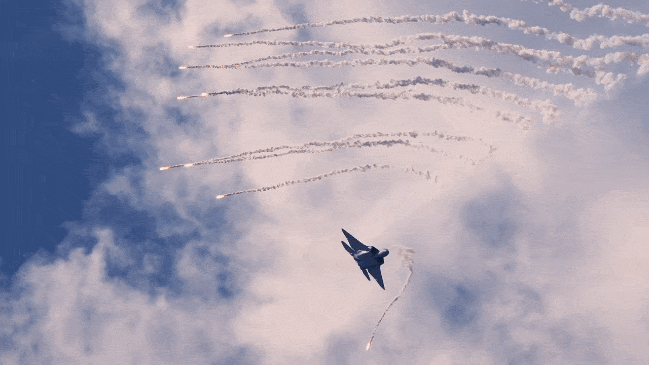 미 공군 F-22 랩터 시범비행 전담팀이 구름을 배경으로 플레어를 발사하며 기동 성능을 과시하고 있다. 출처=F-22 랩터 데모 팀 유튜브