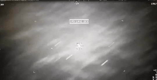 지난해 10월 예멘 해안에서 미국 MQ-9 드론이 헬파이어 미사일로 추정되는 무기(왼쪽에서 날아오는 물체)를 중앙의 미확인비행물체에 발사하는 모습. (영상=에릭 버리슨 미 하원의원 엑스@RepEricBurlison)