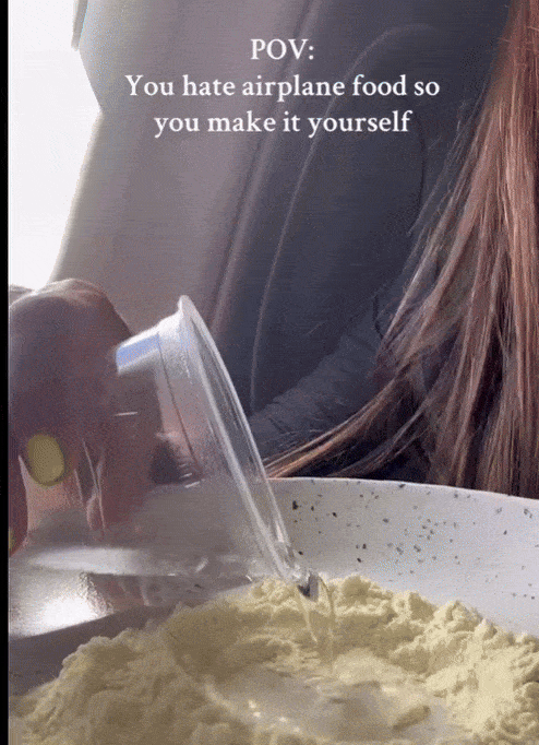 한 여성이 비행기 좌석에서 파스타 반죽을 만들고 있다. 뉴욕포스트·뉴시스