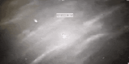 지난해 10월 예멘 상공에서 미국의 MQ-9 드론이 AGM-114 헬파이어 미사일로 추정되는 무기(왼쪽 화살표)를 미확인비행물체(중앙)에 발사하는 모습. 에릭 버리슨 미 하원의원 제공