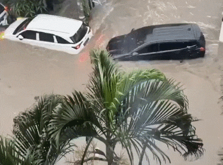 발리섬 홍수에 차들이 떠내려가고 있는 모습. /X(옛 트위터)