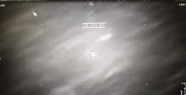 9일 미국 의회에서 미국의 무인 정찰ㆍ공격 드론인 MQ-9의 헬파이어 미사일 공격을 받고도 계속해서 날아가는 정체불명이상현상 영상이 공개됐다. /에릭 벌리슨 미 연방 하원의원