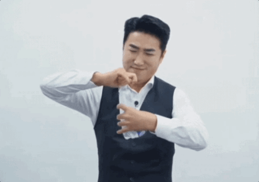 개그맨 장동민이 '세로형 원터치 라벨 분리' 기술을 선보이고 있다. 유튜브 채널 푸른하늘