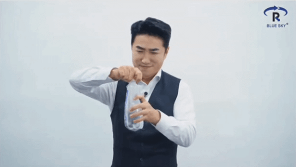 장동민이 직접 페트병 라벨 제거 기술을 시연하고 있다. 사진=푸른하늘 유튜브