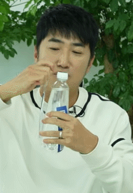 개그맨 장동민이 특허를 낸 라벨 분리 기술을 설명하고 있다. [사진=창업·벤처 녹색융합클러스터 창업지구 유튜브]