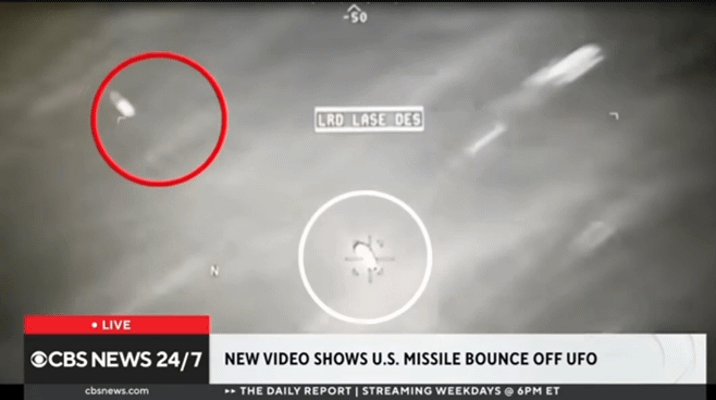 [서울=뉴시스] 2024년 10월30일 예멘 인근 해상에서 미군 드론이 발사한 헬파이어 공대지 미사일(붉은 원)이 바다 위를 비행하던 빛나는 구체형 미확인 비행체에 명중했지만 튕겨나가는 모습. (영상출처: 미국 CBS 방송 영상 캡쳐)2025.09.11. *재판매 및 DB 금지