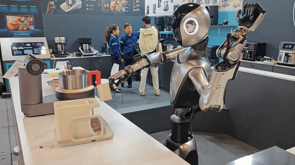 IFA 2025에서 공개된 R1 로봇의 모습 (영상= Notebookcheck Additional Content 유튜브)