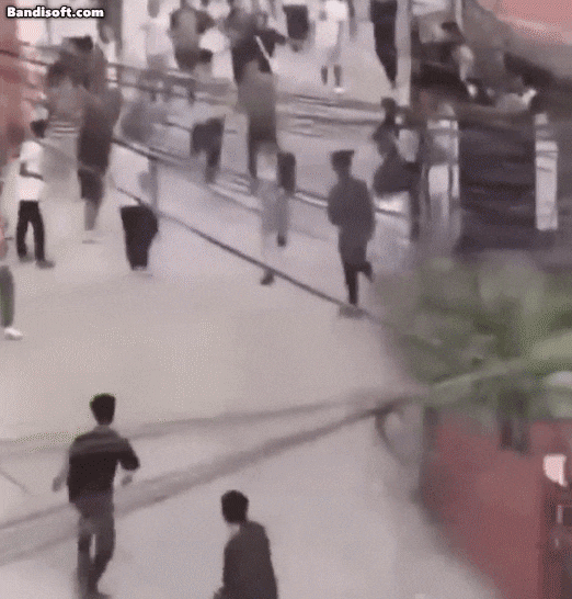 비슈누 프라사드 파우델 재무부 장관으로 추정되는 인물이 시위대에 폭행당하는 모습. /엑스