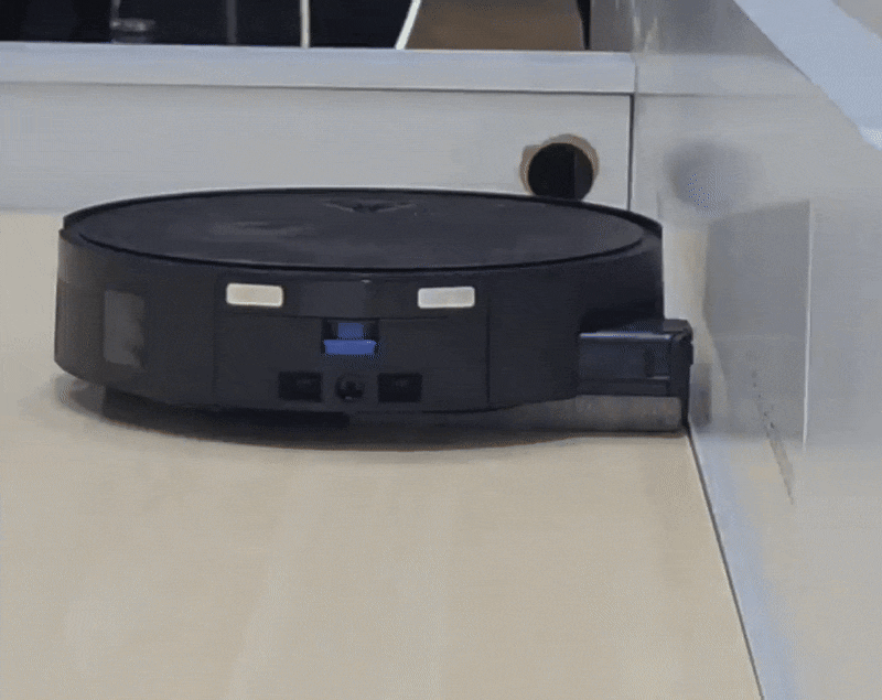 이달 4일(현지시각) 유럽 최대 가전·IT 전시회 ‘IFA 2025’에서 공개된 에코백스의 신형 로봇청소기 디봇 X11 모델. 벽에 닿으면 본체에서 롤러 물걸레가 밖으로 튀어나와 사각지대 없이 물걸레질을 한다./최지희 기자