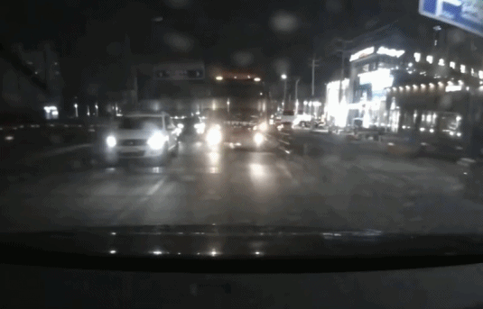 교차로 내 유도선 주행 중 사고 후방 블랙박스 영상 / 출처=유튜브 '한문철 TV'