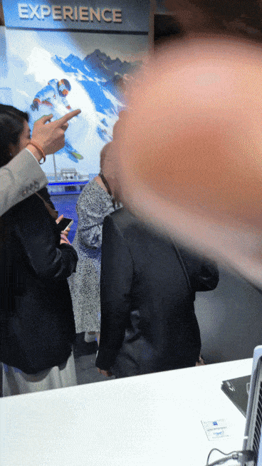 TCL이 IFA 2025에서 전시한 스마트 안경 ‘레이네오 에어 3s’를 쓰자 눈 앞에 게임 화면이 펼쳐졌다. 베를린=김현일 기자