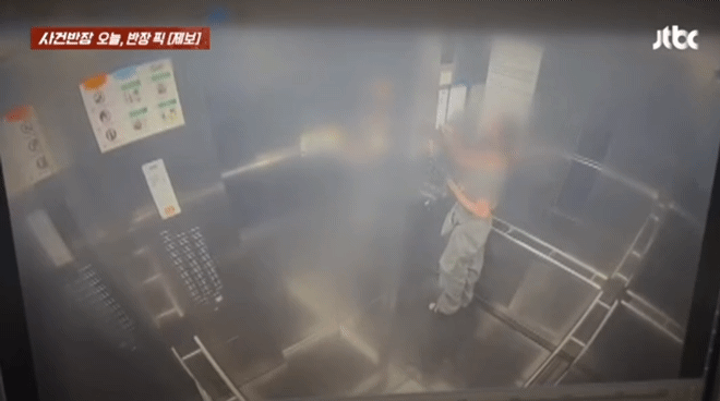 [서울=뉴시스] 지난 4일 부산의 한 건물 엘리베이터가 오작동으로 수직 상승하는 모습. 탑승객은 공중부양 하듯 위로 솟구쳤다 떨어지고 그 위로 천장 철제 상판이 떨어져는 모습. (영상출처: JTBC 사건반장 영상 캡처) 2025.09.11. *재판매 및 DB 금지