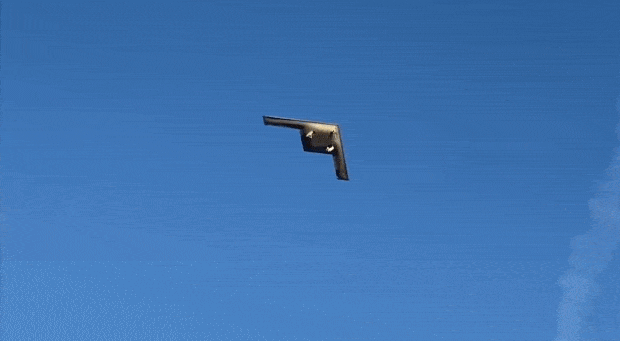 첫 번째 테스트 비행 중인 B-21의 모습.