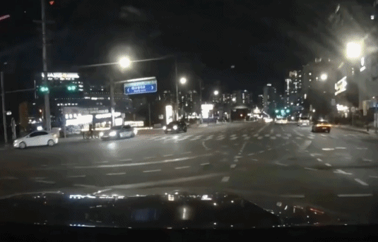 교차로 내 유도선 주행 중 사고 전방 블랙박스 영상. 유튜브 ‘한문철TV’ 갈무리