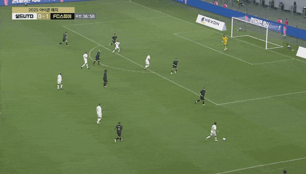 - 이영표의 완벽한 크로스를 확실하게 받아낸 마이콘