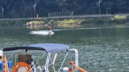 지난달 30일 충북 단양군 상진계류장 인근에서 전동 서프보드를 타고 있는 김모씨의 모습. 김씨가 모터보트 구역인 계류장 왼편을 크게 돌아 계류장 안쪽으로 진입하고 있지만 수상 레저 관계자들이 제지하는 모습은 영상에 담겨 있지 않다. 유족 제공