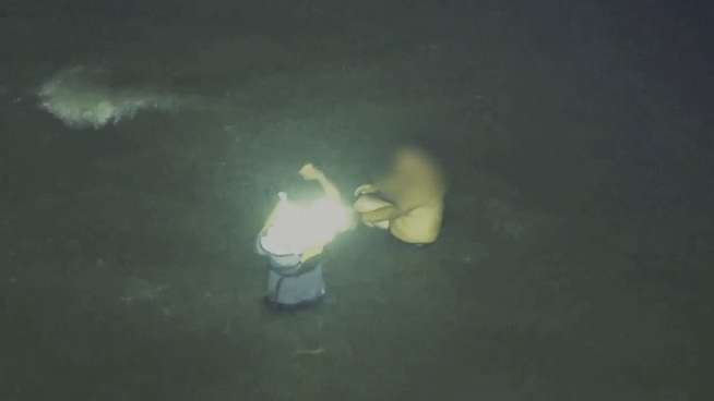 ▲부력조끼 벗어주는 이재석 경사 [인천해양경찰서 제공]