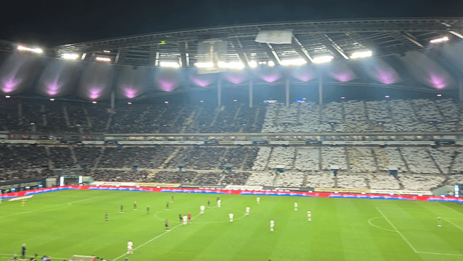 경기시작 전 관중석에서 카드섹션 응원을 진행했다.