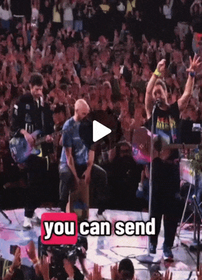 콜드플레이 보컬 크리스 마틴이 지난 12일(현지시간) 영국 런던 웸블리 스타디움에서 열린 공연 도중 찰리 커크의 가족에게 사랑을 전하자고 발언하고 있다. (영상=사회관계망서비스)