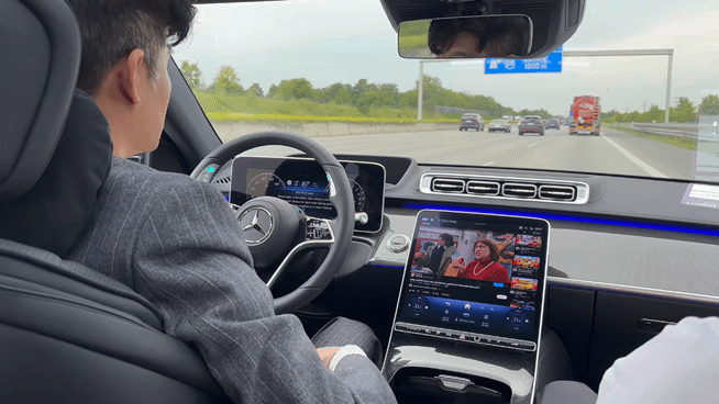 메르세데스-벤츠 S클래스에 탑재된 레벨3 자율주행 시스템인 '드라이브 파일럿(Drive Pilot)' 주행 모습. 뮌헨 인근 고속도로에서 진행된 시승에서 자율주행 모드로 운전대를 잡지 않은 가운데 벤츠 관계자가 기자에게 설명하고 있다.