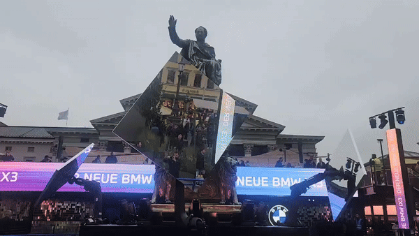 독일 뮌헨에서 열린 IAA 모빌리티쇼에서 막시밀리안 1세 요제프 동상을 둘러싸고 부스를 꾸린 BMW그룹. 영상=최수진 한경닷컴 기자.