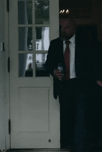 지난달 31일(현지시간) 미국 백악관 공식 유튜브 채널에 올라온 영상. 영상에선 전직 월드레슬링엔터테인먼트(WWE)의 프로레슬러였던 트리플H(56·본명 폴 리브스케)가 백악관에서 그의 전매특허 동작인 ‘물뿜기’를 선보이고 있다. [백악관 유튜브 채널 캡처]