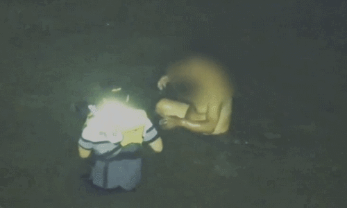 인천해양경찰서 영흥파출소 소속 고(故) 이재석 경사(추서 계급)이 지난 11일 인천 옹진군 영흥면 꽃섬 인근에서 70대 갯벌 고립자에게 외근부력조끼를 벗어주고 있는 모습. 인천해양경찰서 제공