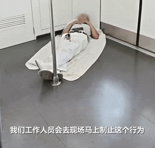 지난달 28일(현지시간) 중국 후베이성 우한시의 한 지하철 안에서 이불을 깔고 누워 잠이 든 남성의 모습. 신징바오 제공