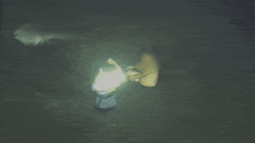 부력조끼 벗어주는 이재석 경사 [인천해양경찰서 제공. 재판매 및 DB 금지]